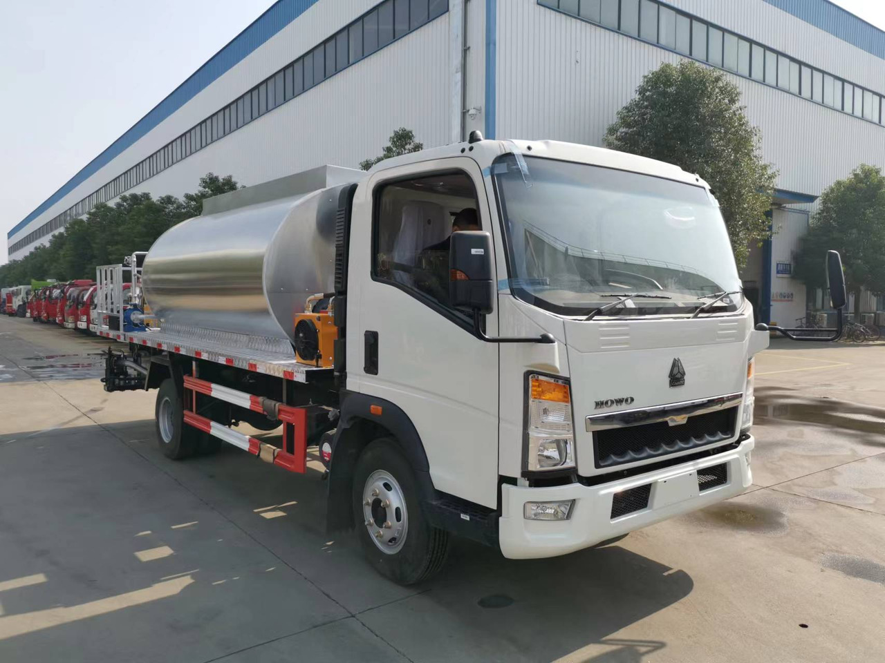 SINOTRUK HOWO CLICK HERE FOR DISCOUNT - Bitumen sprayer: picture 1 SINOTRUK HOWO CLICK HERE FOR DISCOUNT - Bitumen sprayer: picture 1