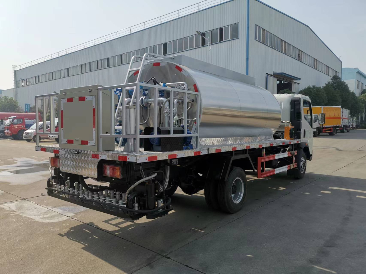 SINOTRUK HOWO CLICK HERE FOR DISCOUNT - Bitumen sprayer: picture 4 SINOTRUK HOWO CLICK HERE FOR DISCOUNT - Bitumen sprayer: picture 4