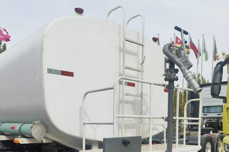 Howo Howo Water Tank Truck for Sale in Zambia - Tanker truck: picture 3 Howo Howo Water Tank Truck for Sale in Zambia - Tanker truck: picture 3