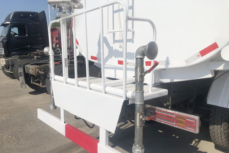 Howo Water Tanker Truck for Sale in Guyana - Tanker truck: picture 4 Howo Water Tanker Truck for Sale in Guyana - Tanker truck: picture 4