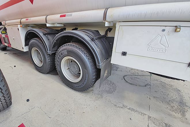 SINOTRUK Howo 400 Diesel Tanker Truck for Sale in Nigeria - Tanker truck: picture 5 SINOTRUK Howo 400 Diesel Tanker Truck for Sale in Nigeria - Tanker truck: picture 5
