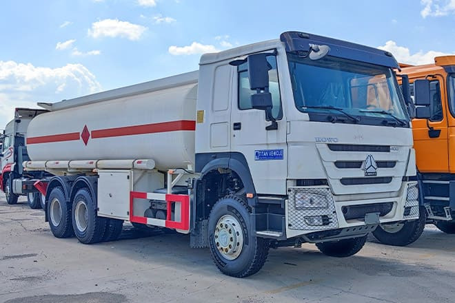 SINOTRUK Howo 400 Diesel Tanker Truck for Sale in Nigeria - Tanker truck: picture 1 SINOTRUK Howo 400 Diesel Tanker Truck for Sale in Nigeria - Tanker truck: picture 1
