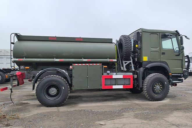 SINOTRUK Howo 4X2 Small Fuel Tanker Truck for Sale in Zambia - Tanker truck: picture 2 SINOTRUK Howo 4X2 Small Fuel Tanker Truck for Sale in Zambia - Tanker truck: picture 2