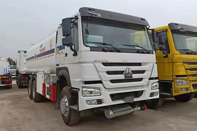 SINOTRUK Howo 6X4 Oil Truck Price for Sale in Djibouti - Tanker truck: picture 1 SINOTRUK Howo 6X4 Oil Truck Price for Sale in Djibouti - Tanker truck: picture 1