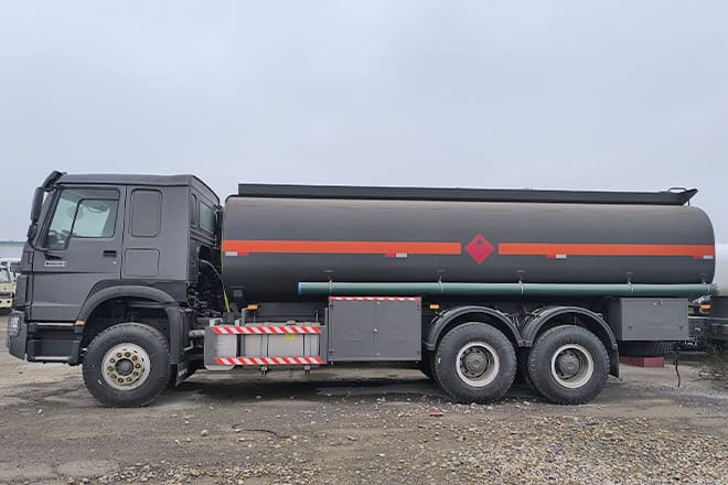 SINOTRUK Howo 6x4 380 Oil Truck for Sale in Mali - Tanker truck: picture 3 SINOTRUK Howo 6x4 380 Oil Truck for Sale in Mali - Tanker truck: picture 3