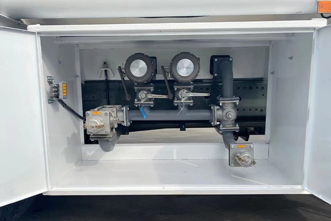 SINOTRUK Howo Stainless Steel Fuel Tanks for Trucks for Sale in Paraguay - Tanker truck: picture 4 SINOTRUK Howo Stainless Steel Fuel Tanks for Trucks for Sale in Paraguay - Tanker truck: picture 4
