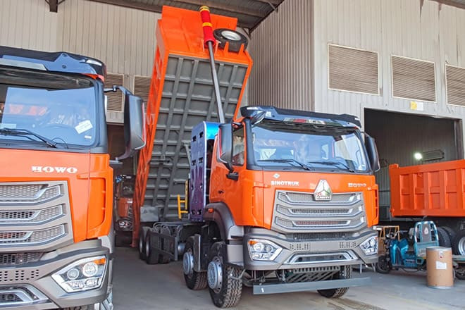 SINOTRUK Sinotruk Howo 8x4 Tipper Trucks for Sale in Ghana - Tipper: picture 1 SINOTRUK Sinotruk Howo 8x4 Tipper Trucks for Sale in Ghana - Tipper: picture 1