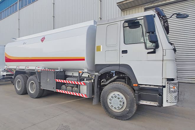 SINOTRUK Sinotruk Howo Fuel Tanker Truck Price for Sale in Ghana - Tanker truck: picture 1 SINOTRUK Sinotruk Howo Fuel Tanker Truck Price for Sale in Ghana - Tanker truck: picture 1