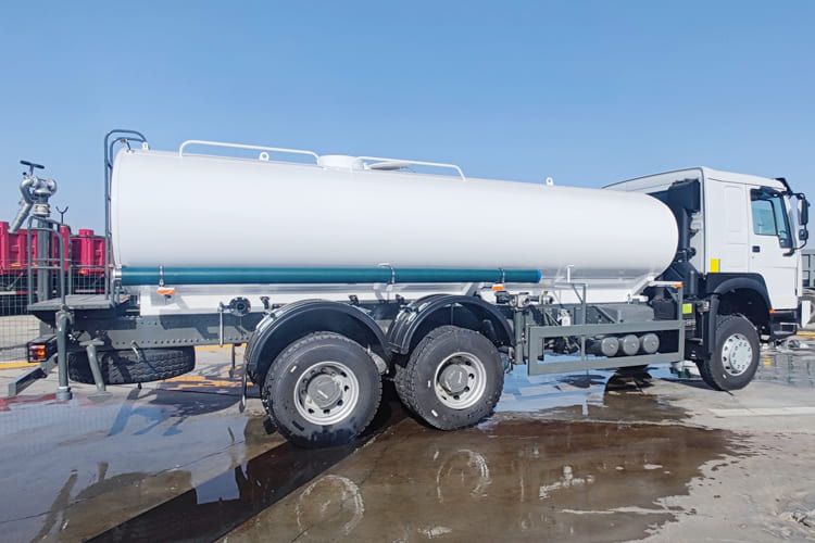 SINOTRUK Sinotruk Water Tanker Truck for Sale in Jamaica - Tanker truck: picture 5 SINOTRUK Sinotruk Water Tanker Truck for Sale in Jamaica - Tanker truck: picture 5