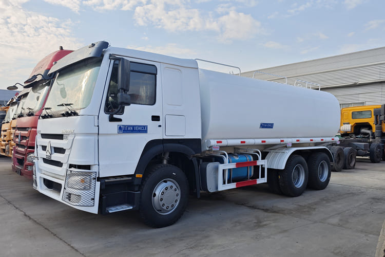 SINOTRUK Water Sprinkler Tanker for Sale in Malawi - Tanker truck: picture 1 SINOTRUK Water Sprinkler Tanker for Sale in Malawi - Tanker truck: picture 1