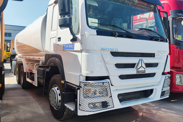 SINOTRUK Water Sprinkler Tanker for Sale in Malawi - Tanker truck: picture 5 SINOTRUK Water Sprinkler Tanker for Sale in Malawi - Tanker truck: picture 5