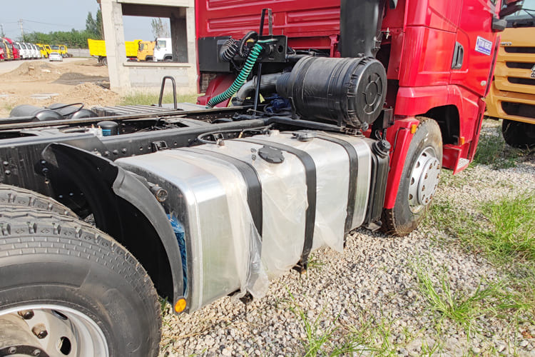 SHACMAN Second Hand Shacman Tractor Trailer for Sale in Tanzania - Tractor unit: picture 5 SHACMAN Second Hand Shacman Tractor Trailer for Sale in Tanzania - Tractor unit: picture 5