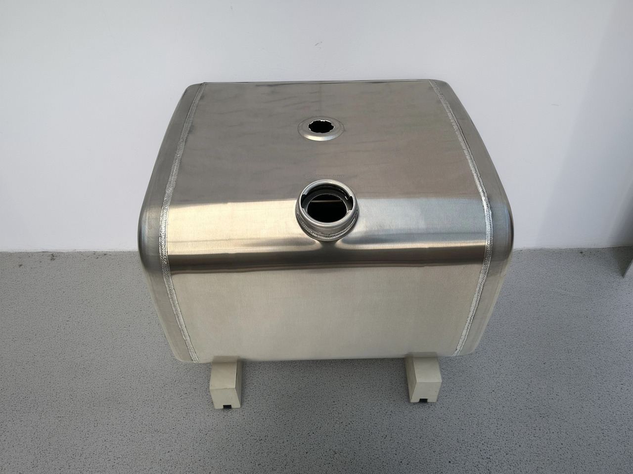 IVECO  - Fuel tank: picture 1 IVECO  - Fuel tank: picture 1