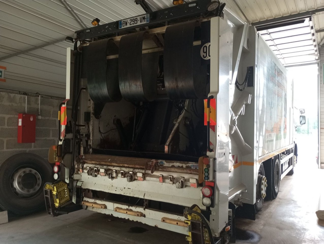 BOM de marque Renault 310 DXI - benne SEMAT bi compartiment - boite de vitesse récente de 5000 km - 2 pneus neufs - dernier passage aux mines en septembre 2023 - arrêt de circulation octobre 2023 - ba - Refuse truck: picture 3 BOM de marque Renault 310 DXI - benne SEMAT bi compartiment - boite de vitesse récente de 5000 km - 2 pneus neufs - dernier passage aux mines en septembre 2023 - arrêt de circulation octobre 2023 - ba - Refuse truck: picture 3