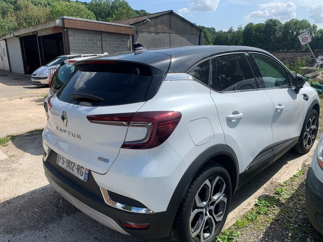 RENAULT CAPTUR - 2020 - Hybride essence électrique - Boîte automatique - II 1.6 E-TECH PLUG-IN 160 INTENS - Car: picture 2 RENAULT CAPTUR - 2020 - Hybride essence électrique - Boîte automatique - II 1.6 E-TECH PLUG-IN 160 INTENS - Car: picture 2