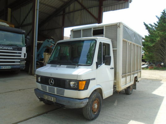 Mercedes 307D - Livestock truck: picture 3 Mercedes 307D - Livestock truck: picture 3