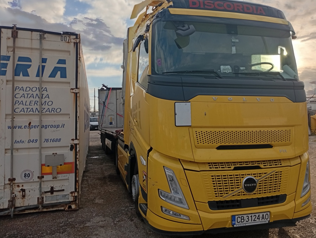 VOLVO FH 460 Aero, Damaged, Located in Bari,Italy - Tractor unit: picture 1 VOLVO FH 460 Aero, Damaged, Located in Bari,Italy - Tractor unit: picture 1