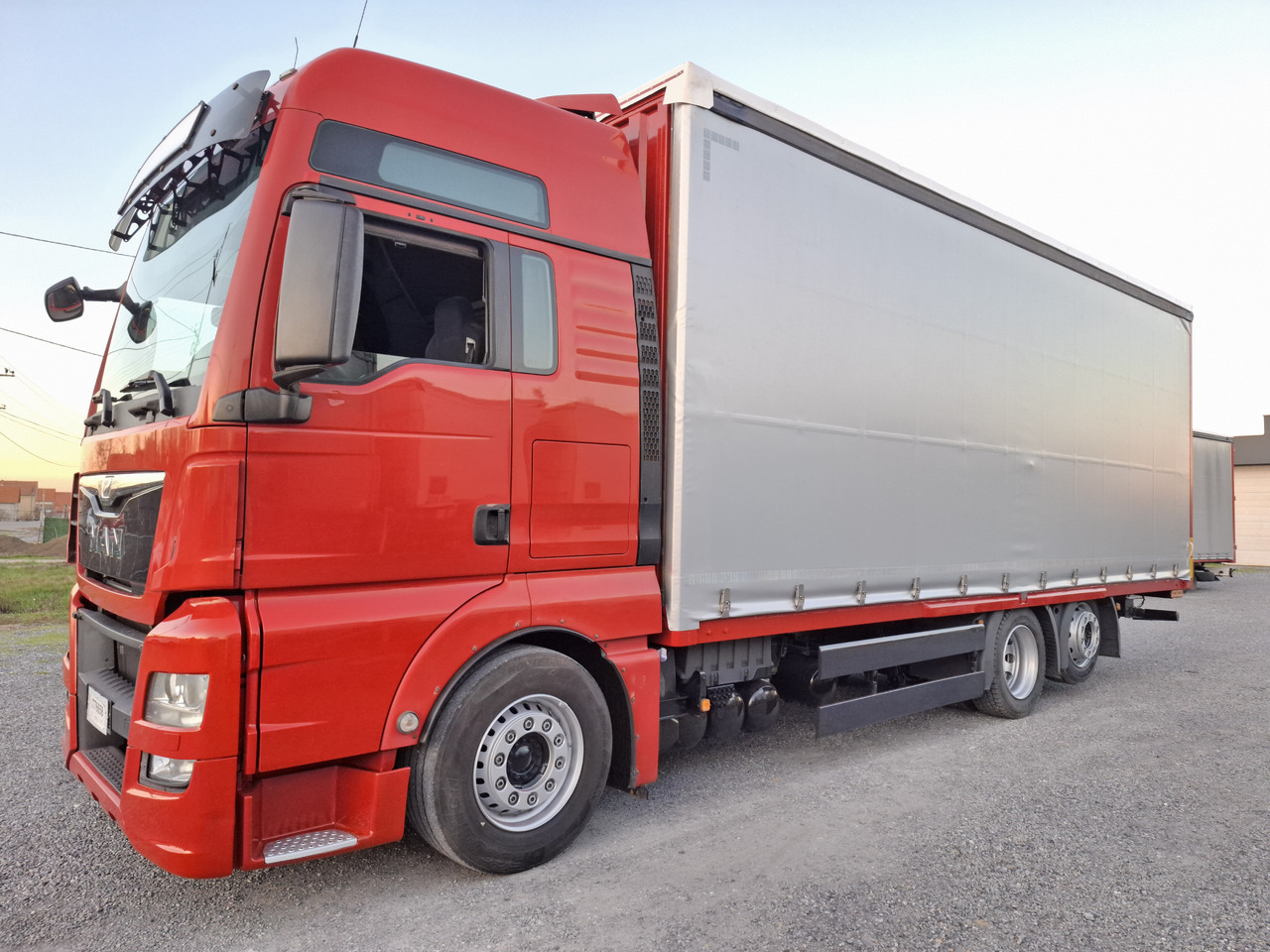 MAN TGX 26.440 E6 - Curtain side truck: picture 2 MAN TGX 26.440 E6 - Curtain side truck: picture 2