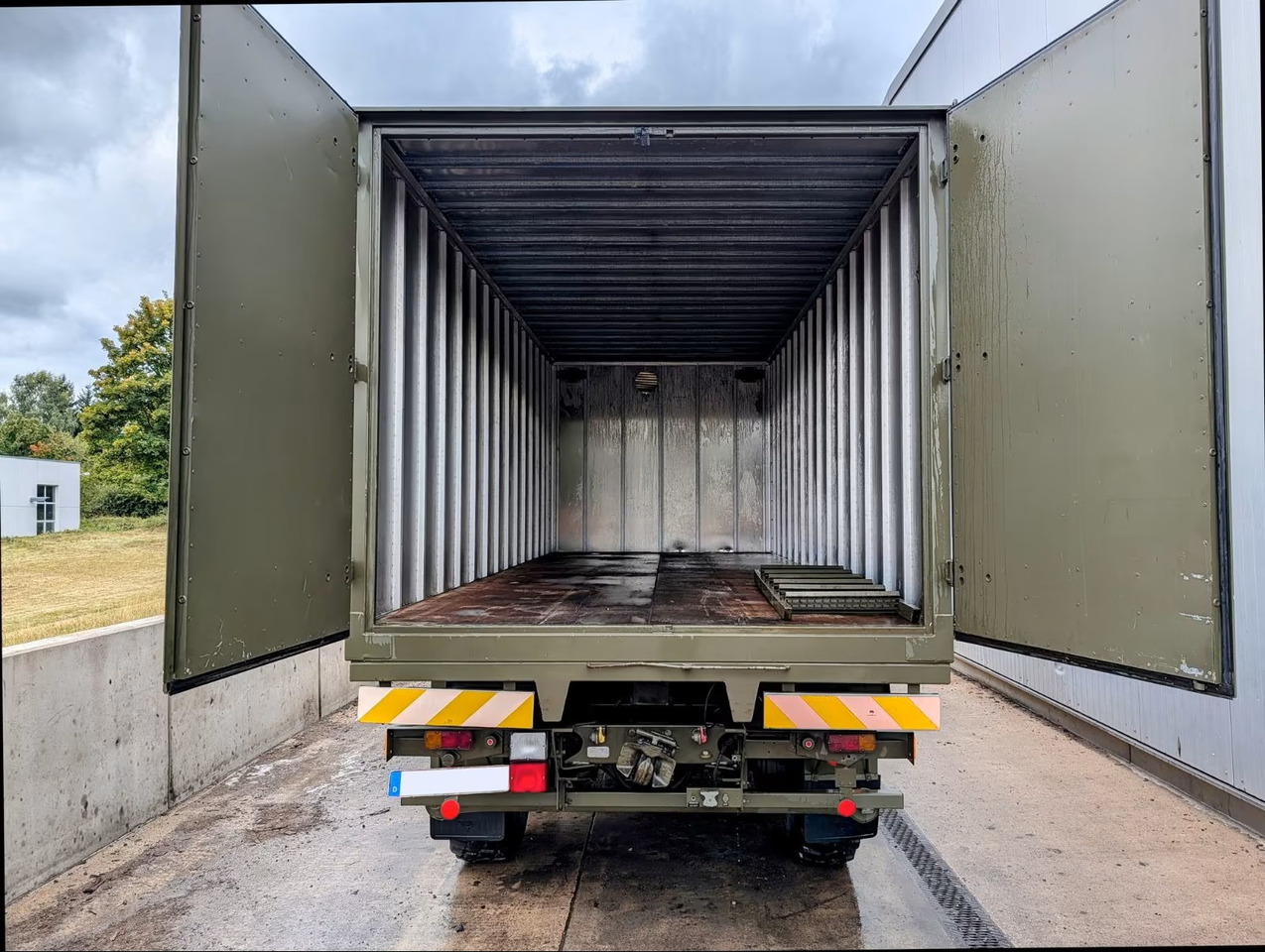 VOLVO N10 - Box truck: picture 4 VOLVO N10 - Box truck: picture 4