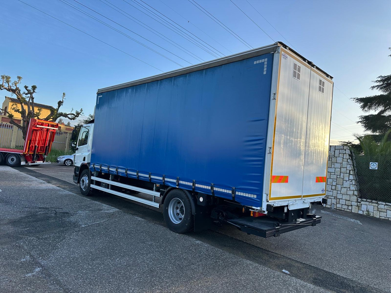 DAF CF 75.310 - Curtain side truck: picture 2 DAF CF 75.310 - Curtain side truck: picture 2