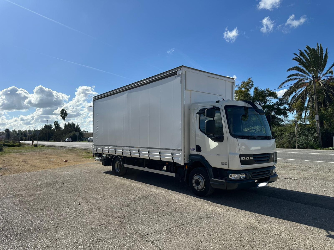 DAF LF 45.250 - Curtain side truck: picture 4 DAF LF 45.250 - Curtain side truck: picture 4