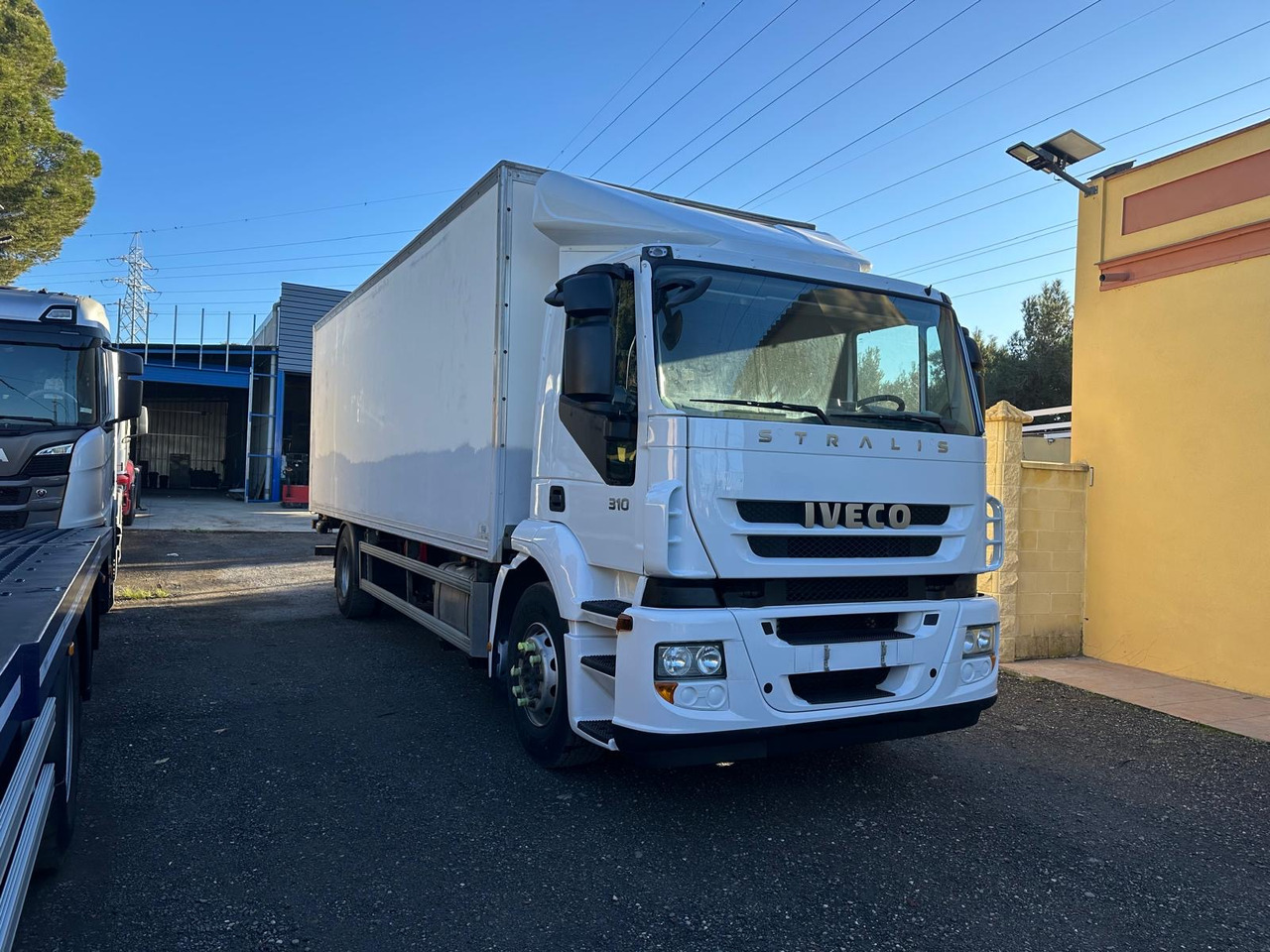 IVECO STRALIS 310 - Box truck: picture 1 IVECO STRALIS 310 - Box truck: picture 1