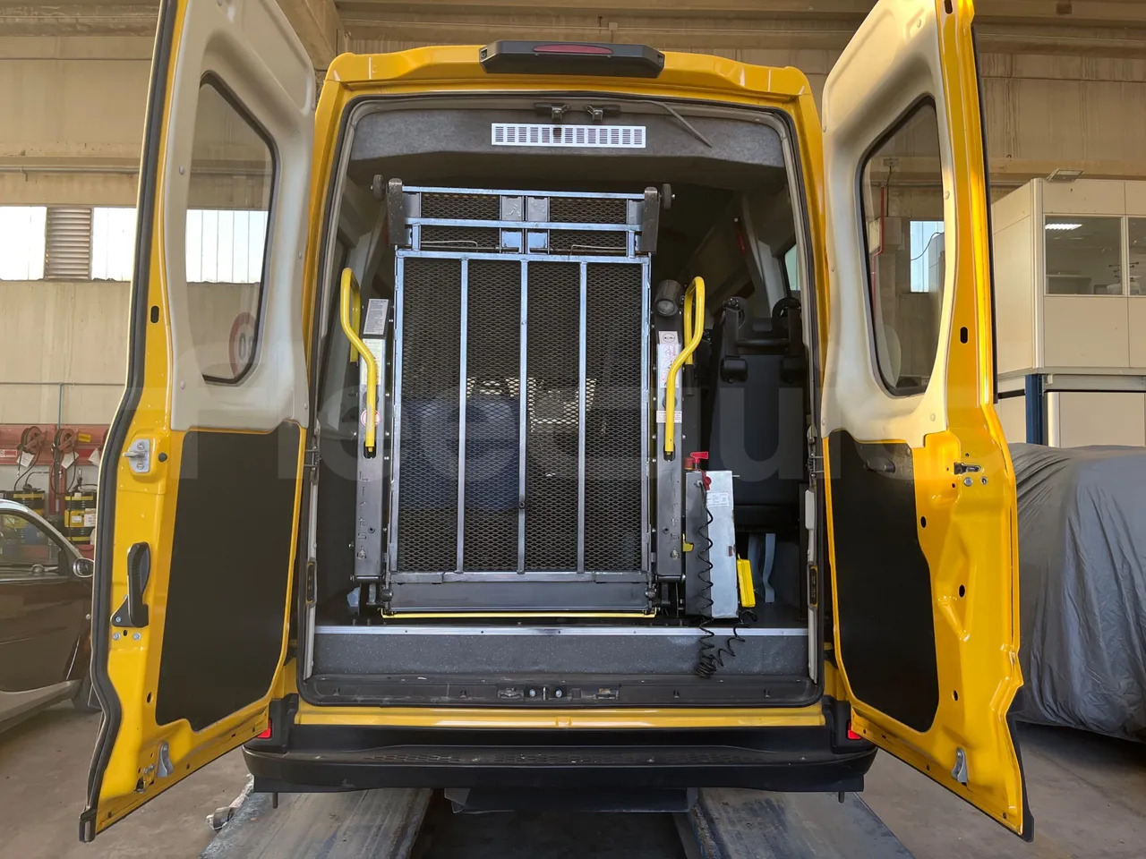 School bus Iveco Daily: picture 15