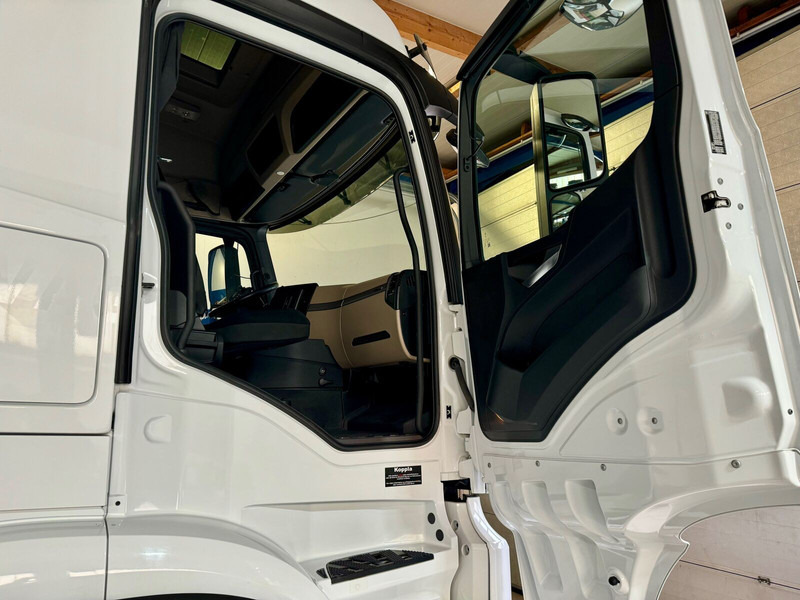 Hook lift truck Mercedes-Benz Arocs MP5 3253 8x4 Tridem ARK HIAB 24 to: picture 22