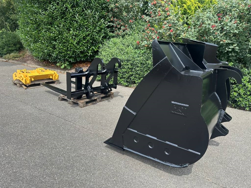 Cat 938M Fusion coupler, Bucket, Forks - Quick coupler for Construction machinery: picture 3 Cat 938M Fusion coupler, Bucket, Forks - Quick coupler for Construction machinery: picture 3