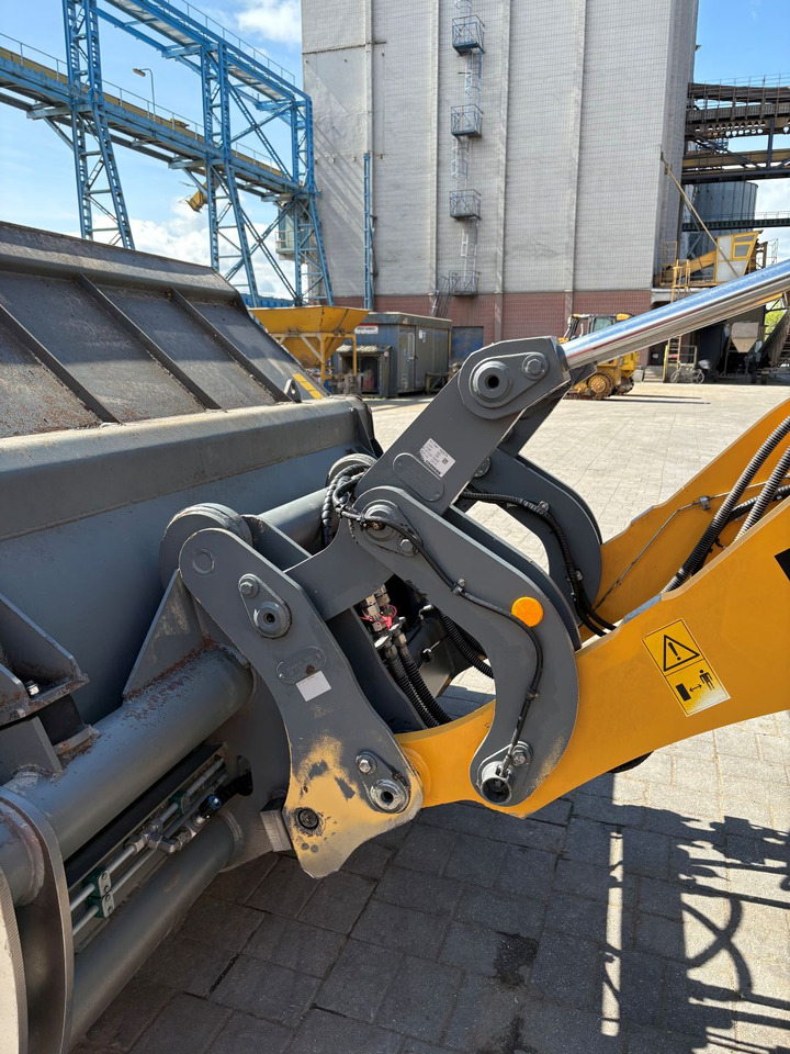 Wheel loader LIEBHERR L538: picture 10
