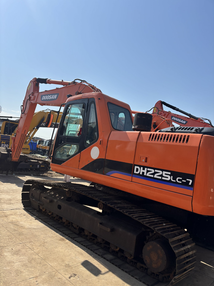 DOOSAN dh225 hot sale used excavator in stock - Crawler excavator: picture 4 DOOSAN dh225 hot sale used excavator in stock - Crawler excavator: picture 4