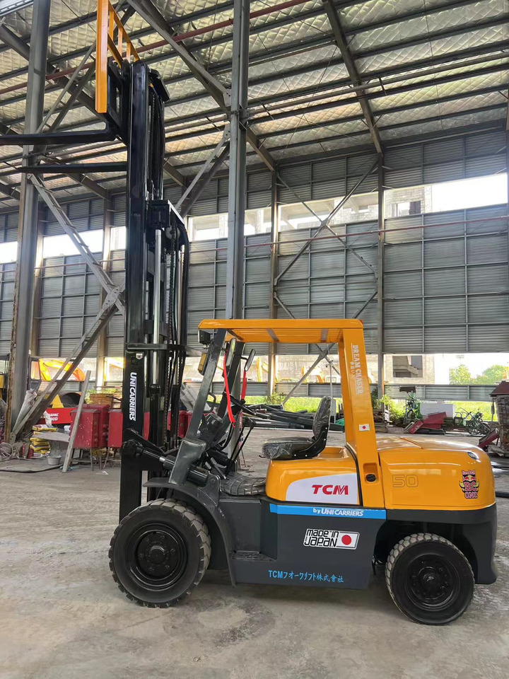 TCM fd50 japan brand original 5 ton diesel forklift 3 section 4.5m Customizable mast clamp side shift - Diesel forklift: picture 5 TCM fd50 japan brand original 5 ton diesel forklift 3 section 4.5m Customizable mast clamp side shift - Diesel forklift: picture 5