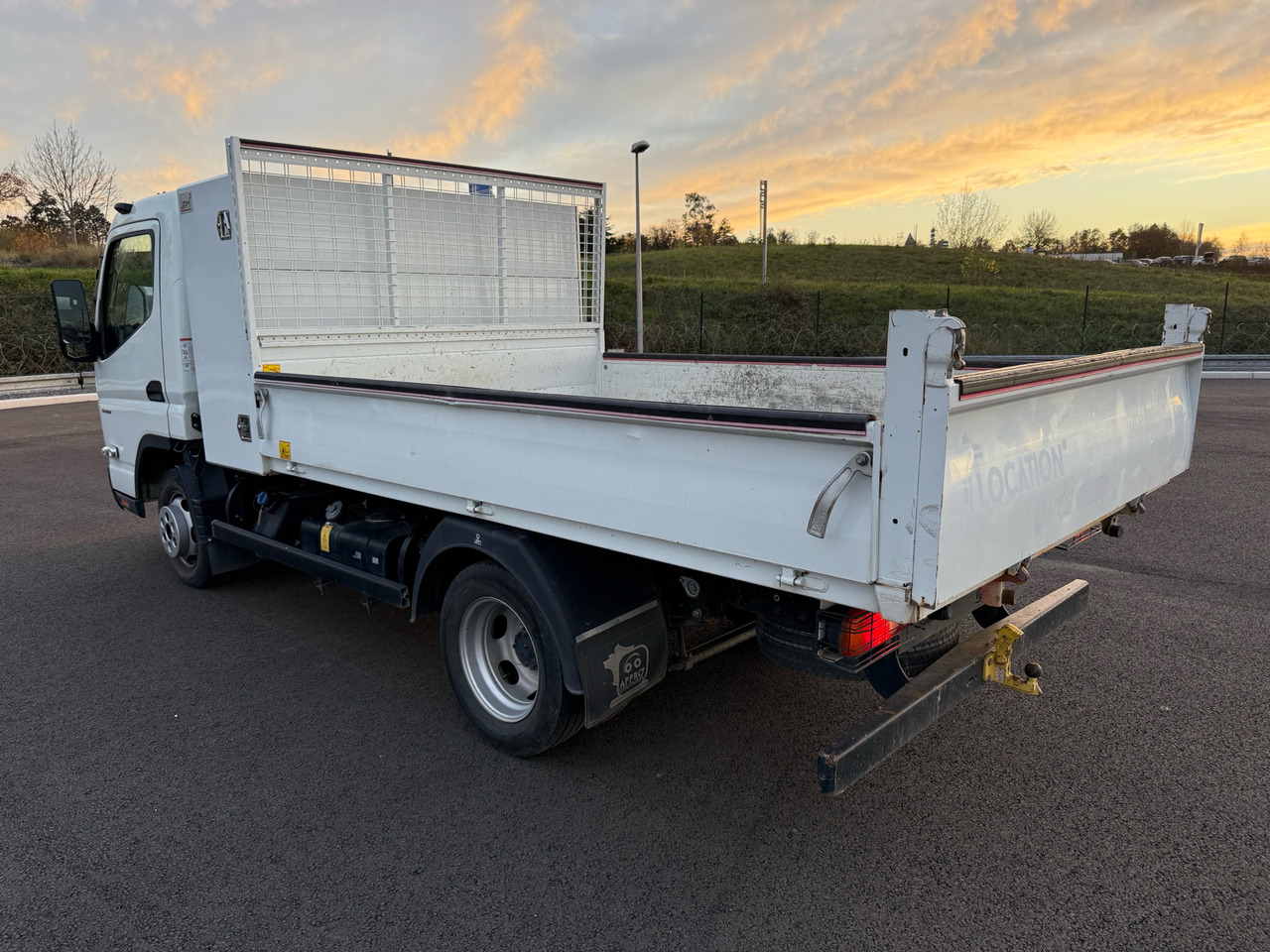 Mitsubishi Canter Fuso - Tipper van: picture 3 Mitsubishi Canter Fuso - Tipper van: picture 3