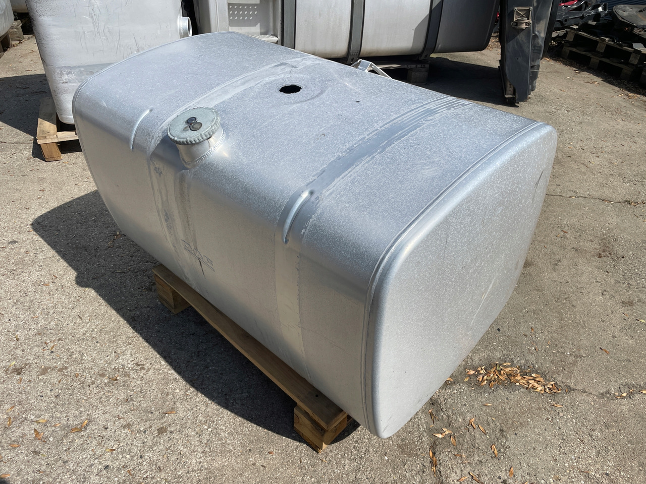 ZBIORNIK PALIWA 430L DAF XF 1949909 - Fuel tank for Truck: picture 4 ZBIORNIK PALIWA 430L DAF XF 1949909 - Fuel tank for Truck: picture 4