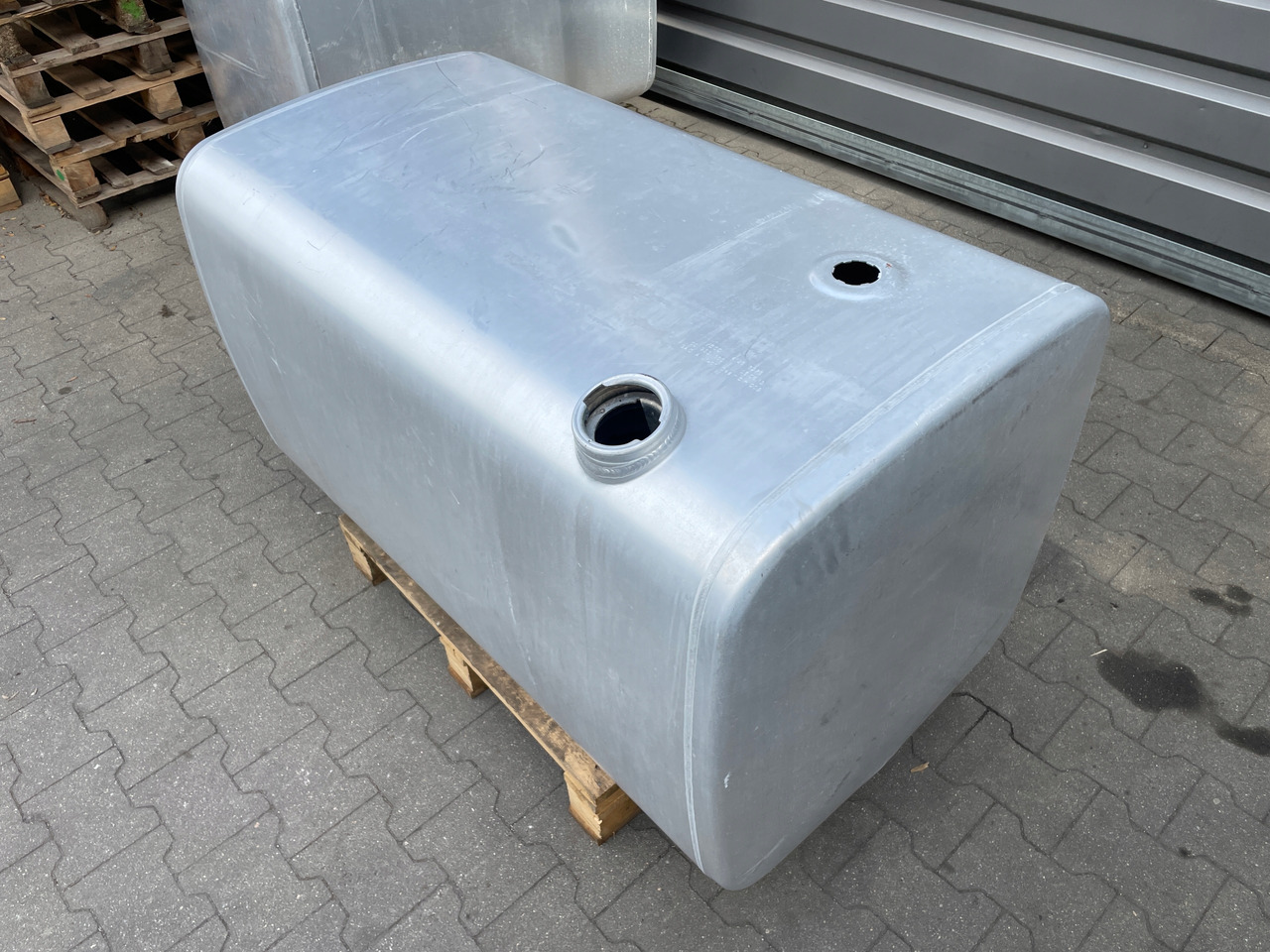 ZBIORNIK PALIWA VOLVO FH 12 FH12 20393553 - Fuel tank for Truck: picture 4 ZBIORNIK PALIWA VOLVO FH 12 FH12 20393553 - Fuel tank for Truck: picture 4