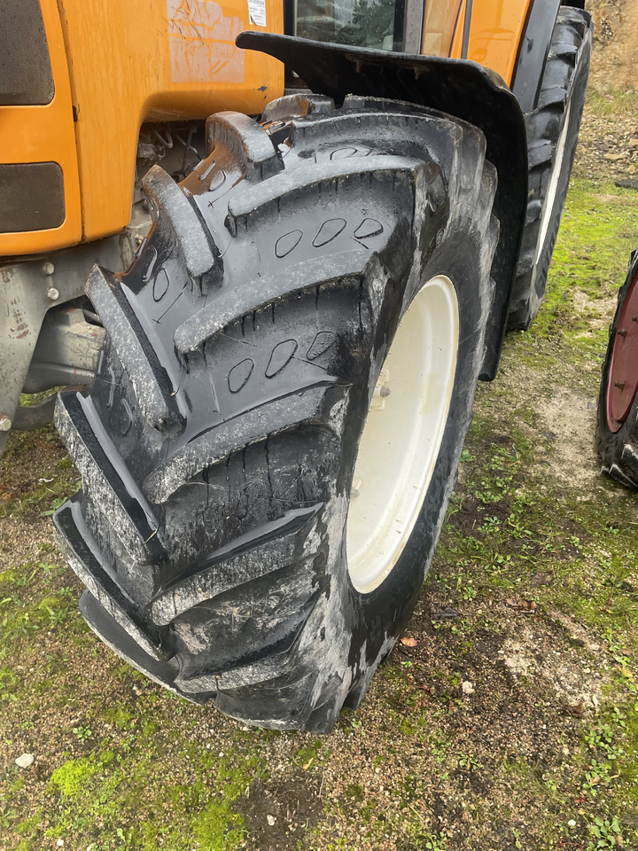 Renault 825 RZ - Farm tractor: picture 5 Renault 825 RZ - Farm tractor: picture 5