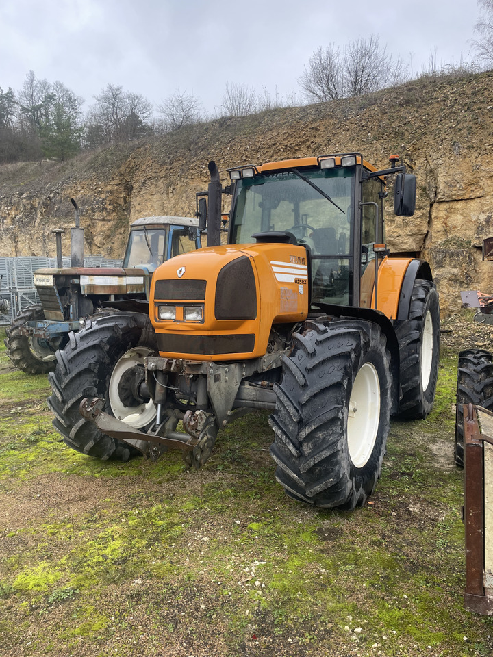 Renault 825 RZ - Farm tractor: picture 2 Renault 825 RZ - Farm tractor: picture 2