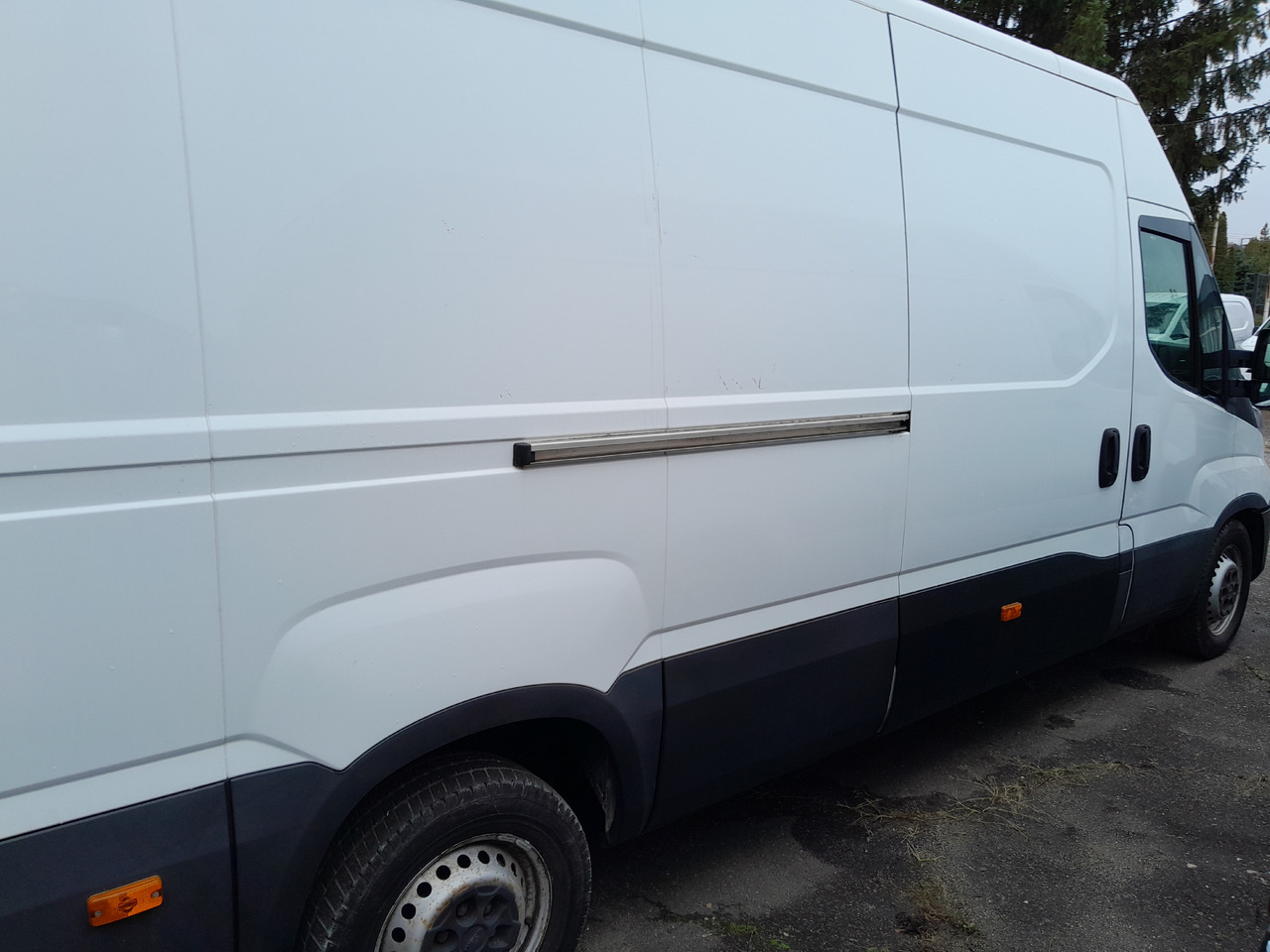 IVECO Daily 35S14 - Closed box van: picture 4 IVECO Daily 35S14 - Closed box van: picture 4