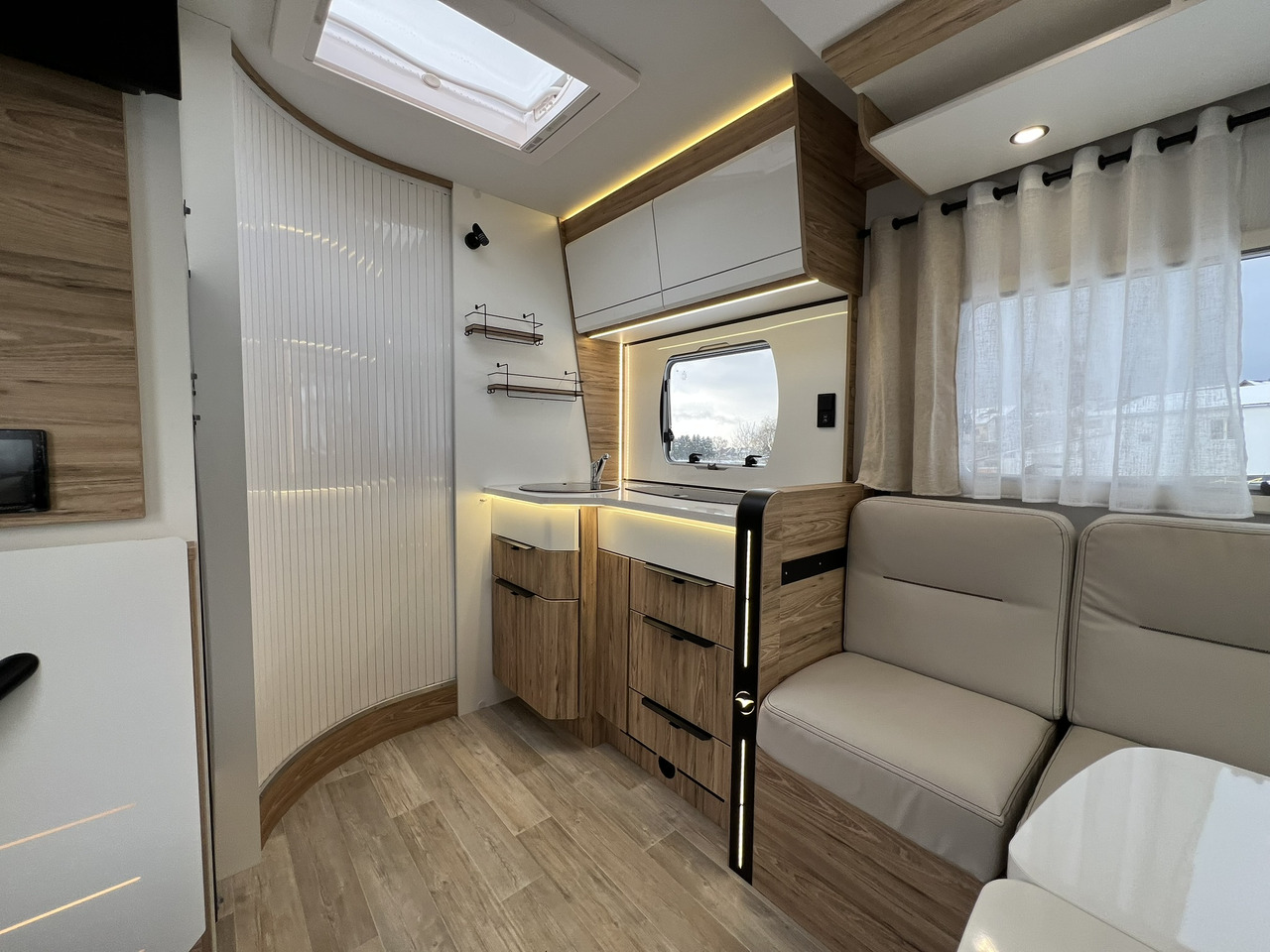 Pilote Pacific P696D Hubbett - Solar - Markise - Semi-integrated motorhome: picture 5 Pilote Pacific P696D Hubbett - Solar - Markise - Semi-integrated motorhome: picture 5