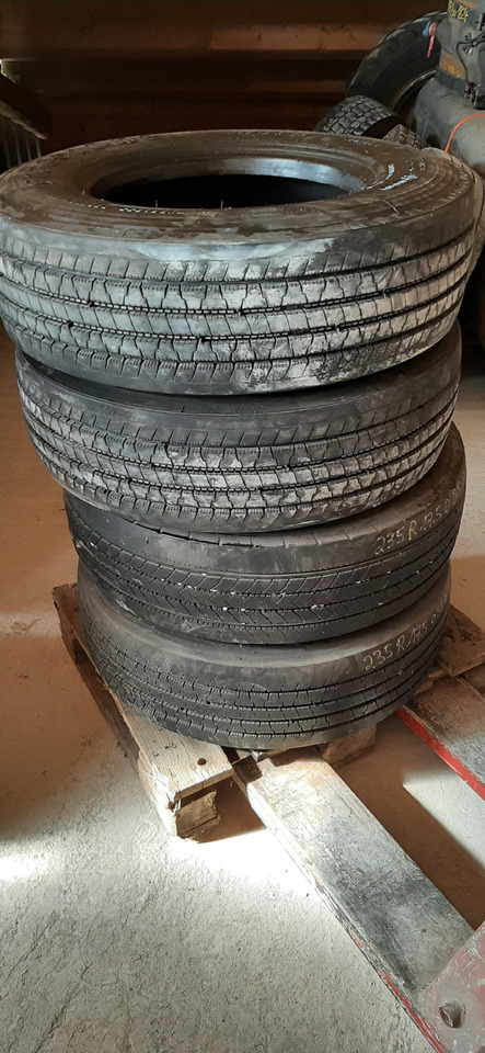 Gebrauchte FireStone FS 400 Reifen ohne Felgen, 235 / 75 R17,5 Artikel - Nr. : 81.99999 - 9999 - Tire for Truck: picture 4 Gebrauchte FireStone FS 400 Reifen ohne Felgen, 235 / 75 R17,5 Artikel - Nr. : 81.99999 - 9999 - Tire for Truck: picture 4