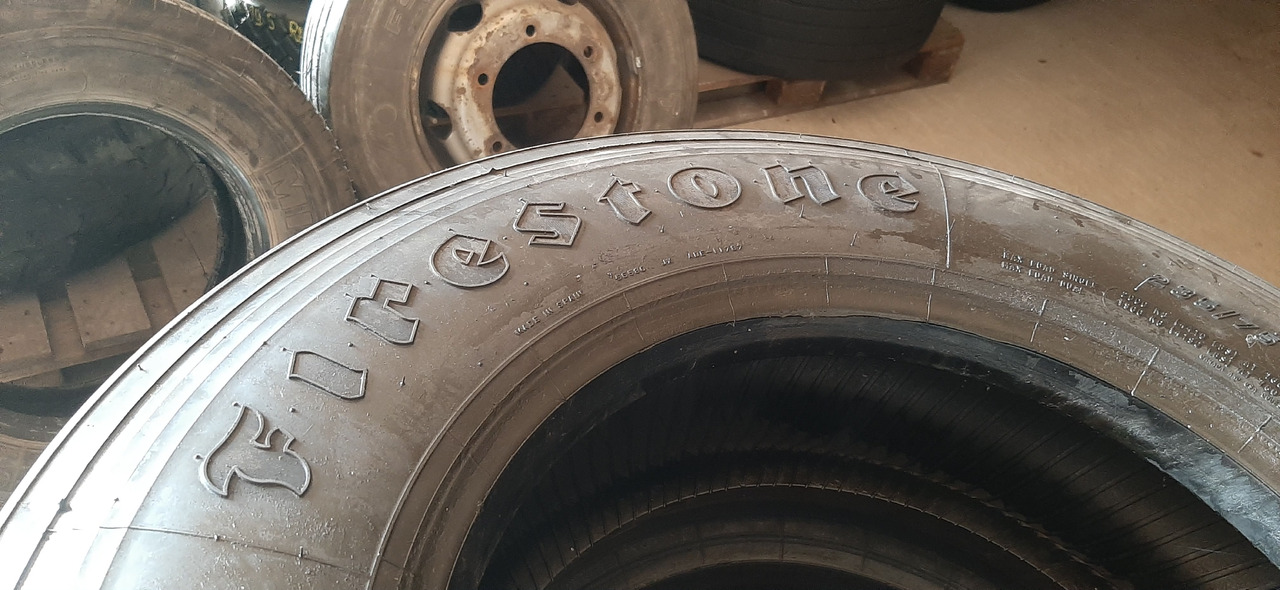 Gebrauchte FireStone FS 400 Reifen ohne Felgen, 235 / 75 R17,5 Artikel - Nr. : 81.99999 - 9999 - Tire for Truck: picture 1 Gebrauchte FireStone FS 400 Reifen ohne Felgen, 235 / 75 R17,5 Artikel - Nr. : 81.99999 - 9999 - Tire for Truck: picture 1