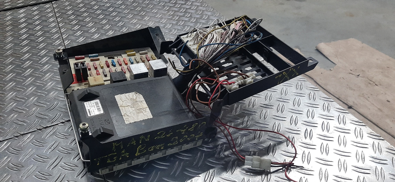 Gebrauchte MAN TGA 26.480 XXL, Steuergerät, Zentraler Bordrechner, Artikel - Nr. : 81.25806 - 7051 - ECU for Truck: picture 4 Gebrauchte MAN TGA 26.480 XXL, Steuergerät, Zentraler Bordrechner, Artikel - Nr. : 81.25806 - 7051 - ECU for Truck: picture 4