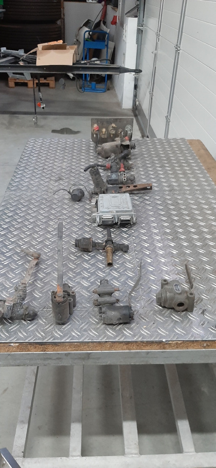 Gebrauchte diverse MAN + MB Luftventile, Steuerventile u. Steuergerät, Artikel - Nr. : 81.99999 - - ECU for Truck: picture 2 Gebrauchte diverse MAN + MB Luftventile, Steuerventile u. Steuergerät, Artikel - Nr. : 81.99999 - - ECU for Truck: picture 2