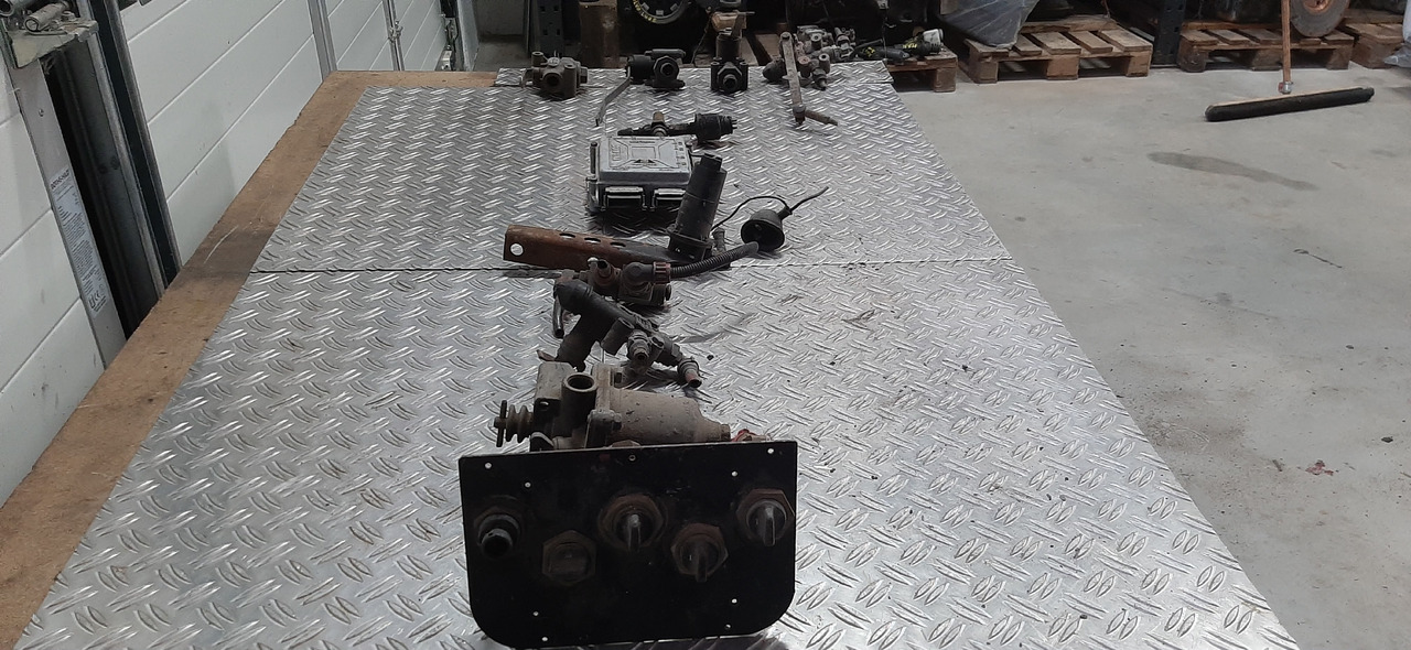 Gebrauchte diverse MAN + MB Luftventile, Steuerventile u. Steuergerät, Artikel - Nr. : 81.99999 - - ECU for Truck: picture 5 Gebrauchte diverse MAN + MB Luftventile, Steuerventile u. Steuergerät, Artikel - Nr. : 81.99999 - - ECU for Truck: picture 5