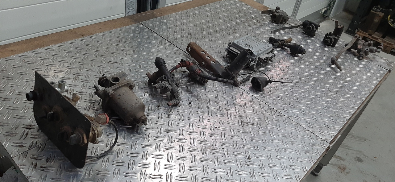 Gebrauchte diverse MAN + MB Luftventile, Steuerventile u. Steuergerät, Artikel - Nr. : 81.99999 - - ECU for Truck: picture 4 Gebrauchte diverse MAN + MB Luftventile, Steuerventile u. Steuergerät, Artikel - Nr. : 81.99999 - - ECU for Truck: picture 4