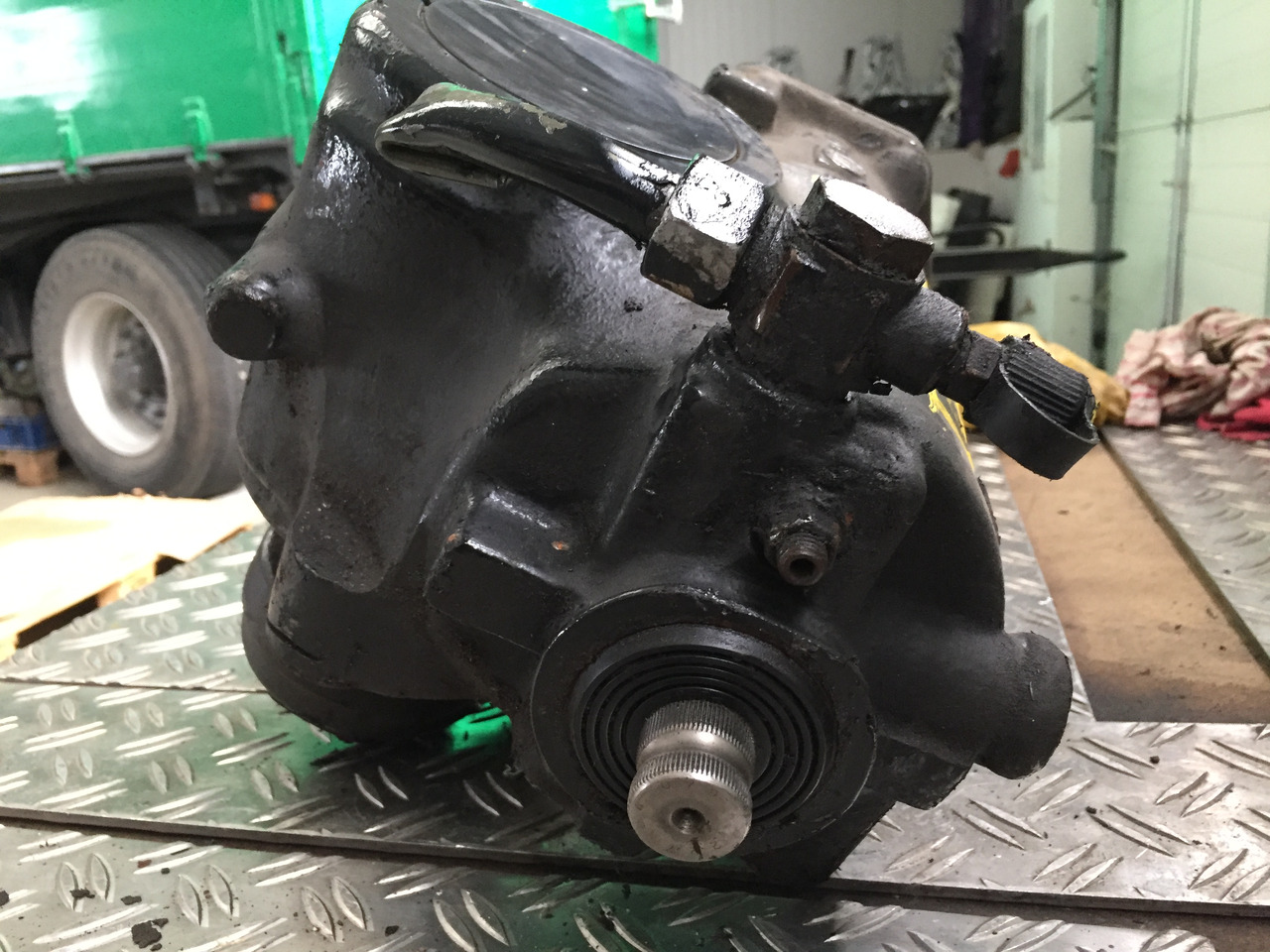 Gebrauchtes Lenkgetriebe MAN TGA 18.430, Artikel - Nr.: 81.46200-6410 - Steering gear for Truck: picture 4 Gebrauchtes Lenkgetriebe MAN TGA 18.430, Artikel - Nr.: 81.46200-6410 - Steering gear for Truck: picture 4