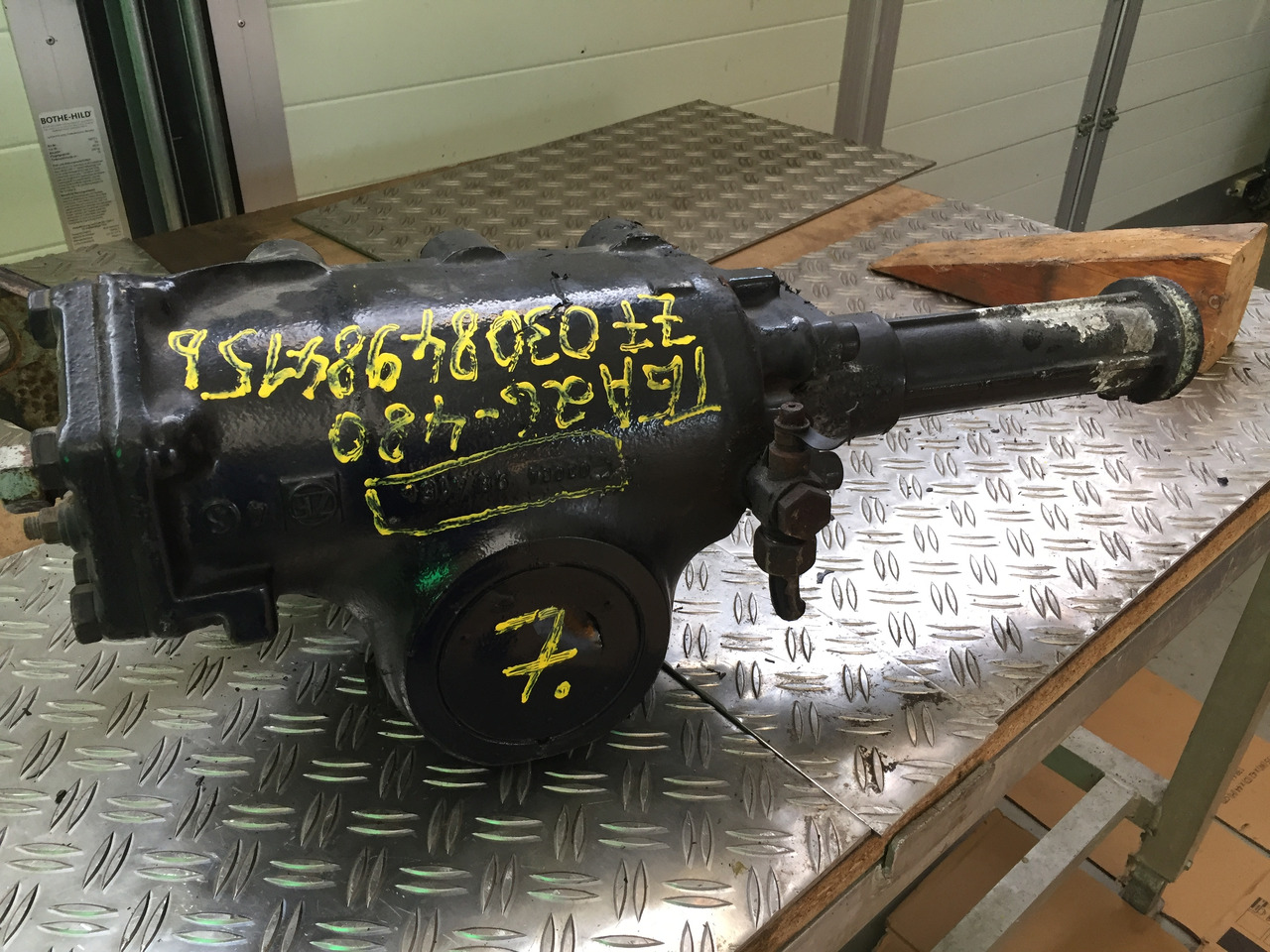 Gebrauchtes Lenkgetriebe MAN TGA 26.480, Artikel - Nr.: 81.46200-6425 - Steering gear for Truck: picture 1 Gebrauchtes Lenkgetriebe MAN TGA 26.480, Artikel - Nr.: 81.46200-6425 - Steering gear for Truck: picture 1