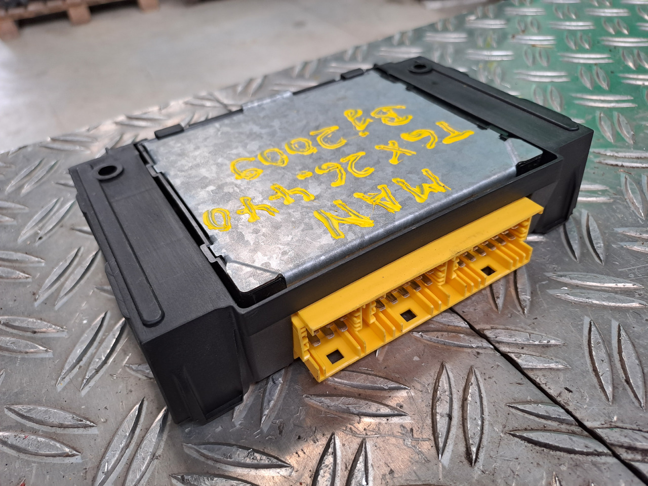 Gebrauchtes MAN TGX 26.440 Steuergerät Luftfederung ECAS 6x2, Artikel - Nr. : 81.25811 – 7020 - ECU for Truck: picture 3 Gebrauchtes MAN TGX 26.440 Steuergerät Luftfederung ECAS 6x2, Artikel - Nr. : 81.25811 – 7020 - ECU for Truck: picture 3