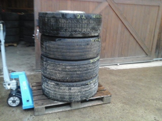 Reifen 305/ 60 x 22,5 - Tire for Truck: picture 1 Reifen 305/ 60 x 22,5 - Tire for Truck: picture 1