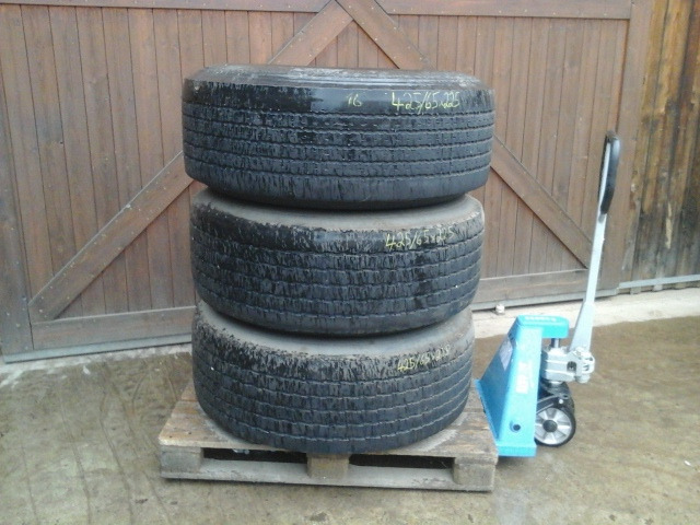 Reifen 425/65x 22,5 - Tire for Truck: picture 1 Reifen 425/65x 22,5 - Tire for Truck: picture 1